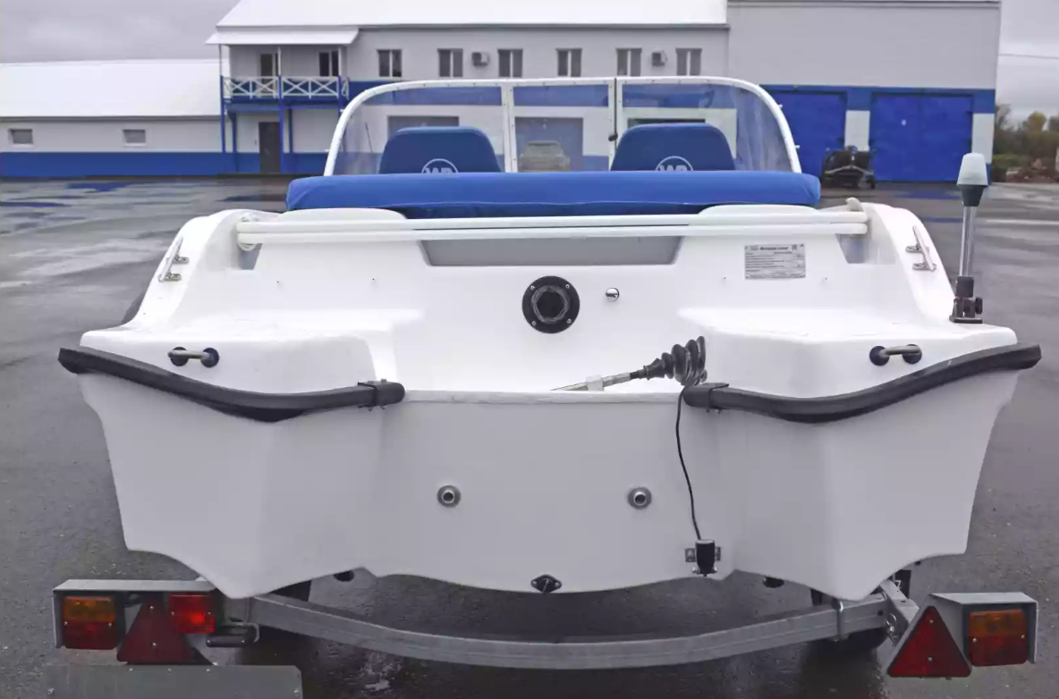 Стеклопластиковый катер Wyatboat-430DCМ (килевая) в Екатеринбурге