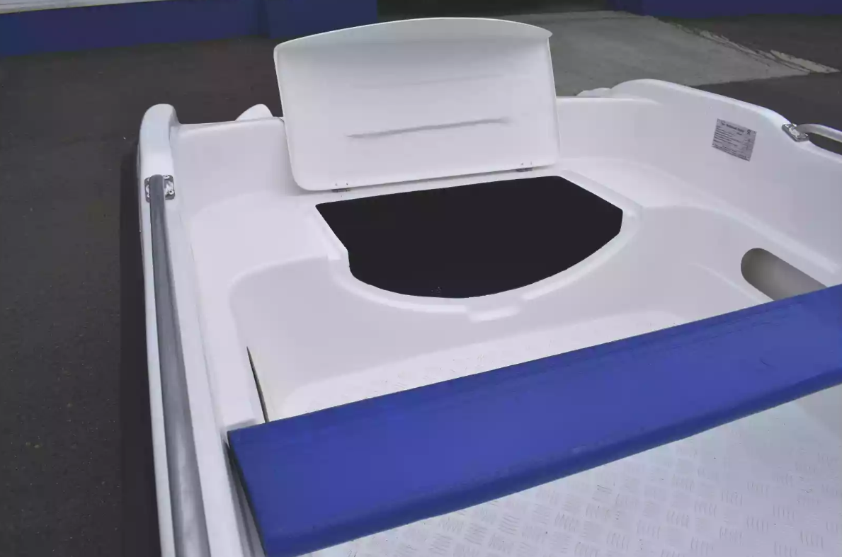 Стеклопластиковая лодка Пингвин New (тримаран) в Екатеринбурге