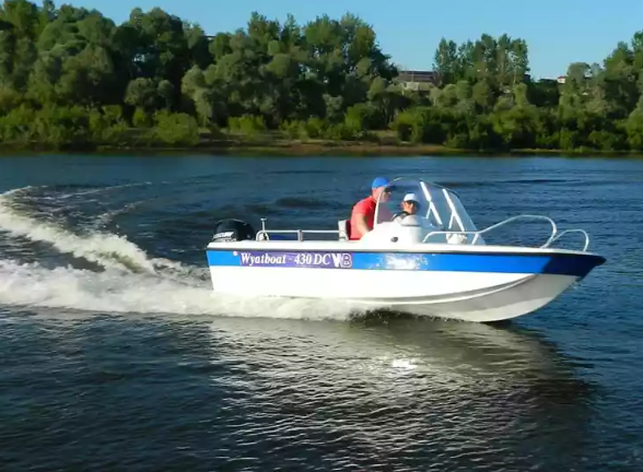 Стеклопластиковый катер Wyatboat-430 DC (тримаран) в Екатеринбурге