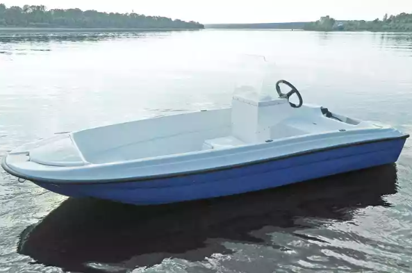 Стеклопластиковая лодка Пингвин с консолью (тримаран) в Екатеринбурге