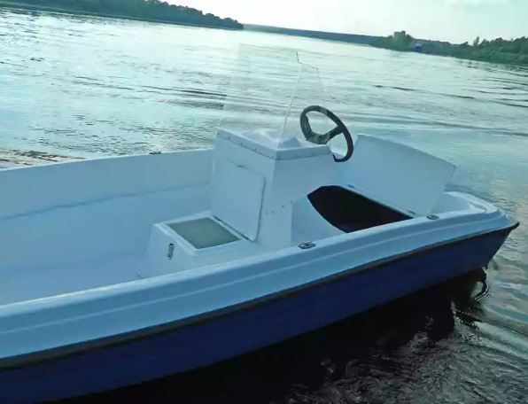 Стеклопластиковая лодка Пингвин с консолью (тримаран) в Екатеринбурге