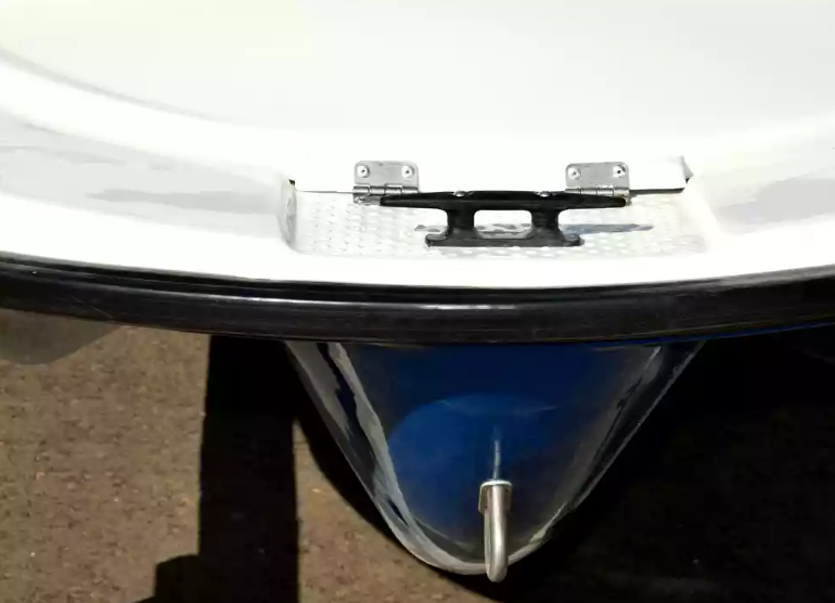 Стеклопластиковая лодка Пингвин с консолью (тримаран) в Екатеринбурге