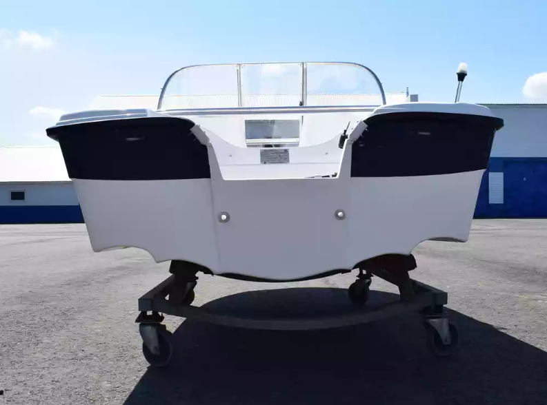 Стеклопластиковый катер Wyatboat-430 DC (тримаран) в Екатеринбурге