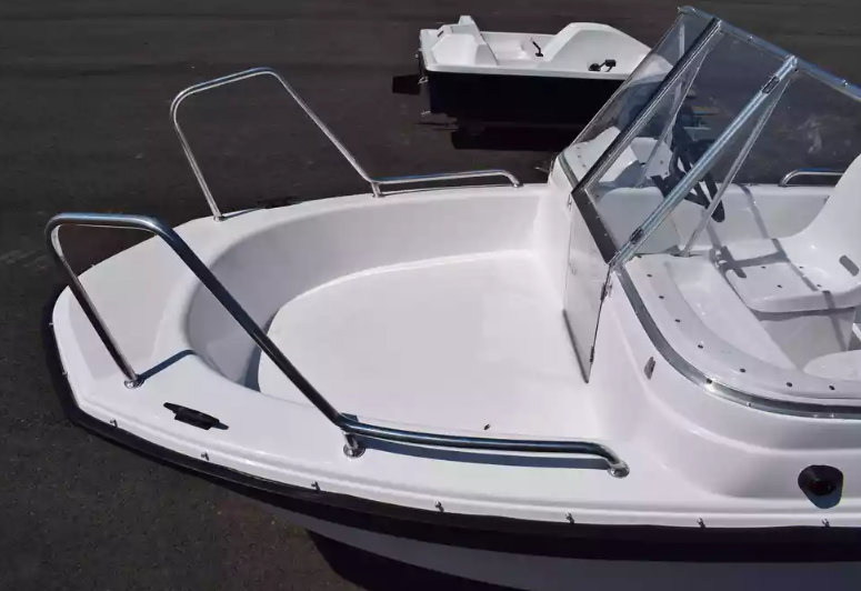 Стеклопластиковый катер Wyatboat-430 DC (тримаран) в Екатеринбурге