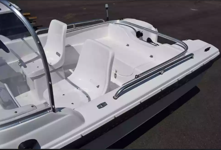 Стеклопластиковый катер Wyatboat-430 DC (тримаран) в Екатеринбурге