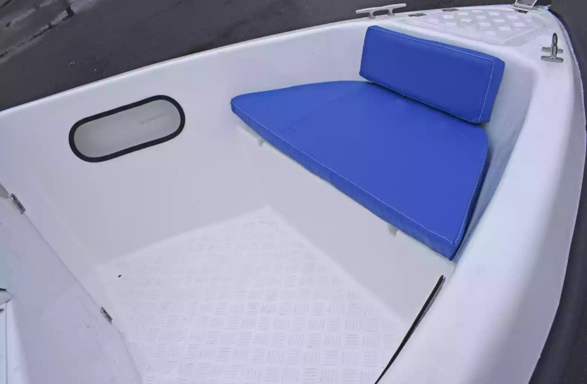 Стеклопластиковый катер Wyatboat-430DCМ (килевая) в Екатеринбурге