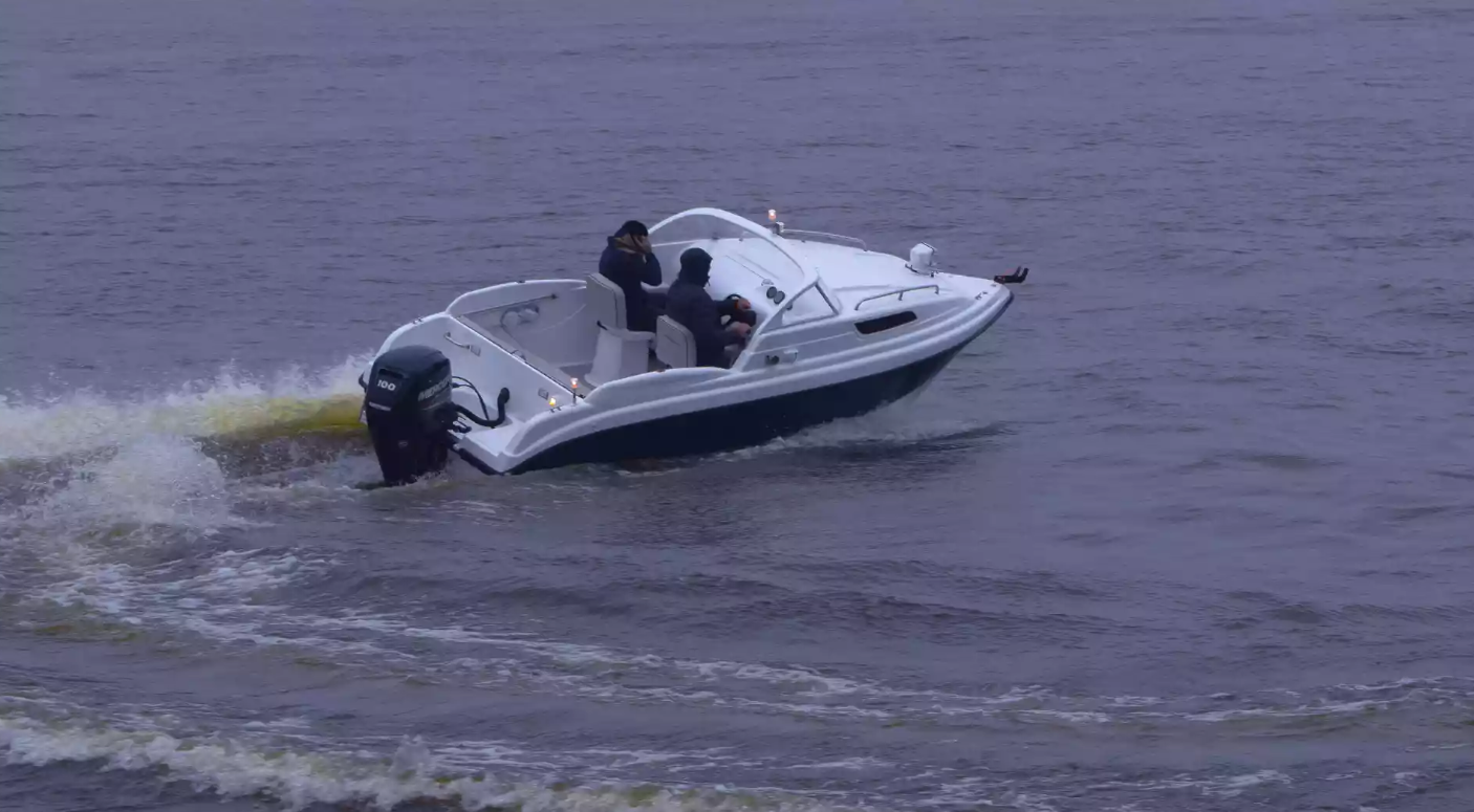 Стеклопластиковый катер Neman-550 с каютой в Екатеринбурге