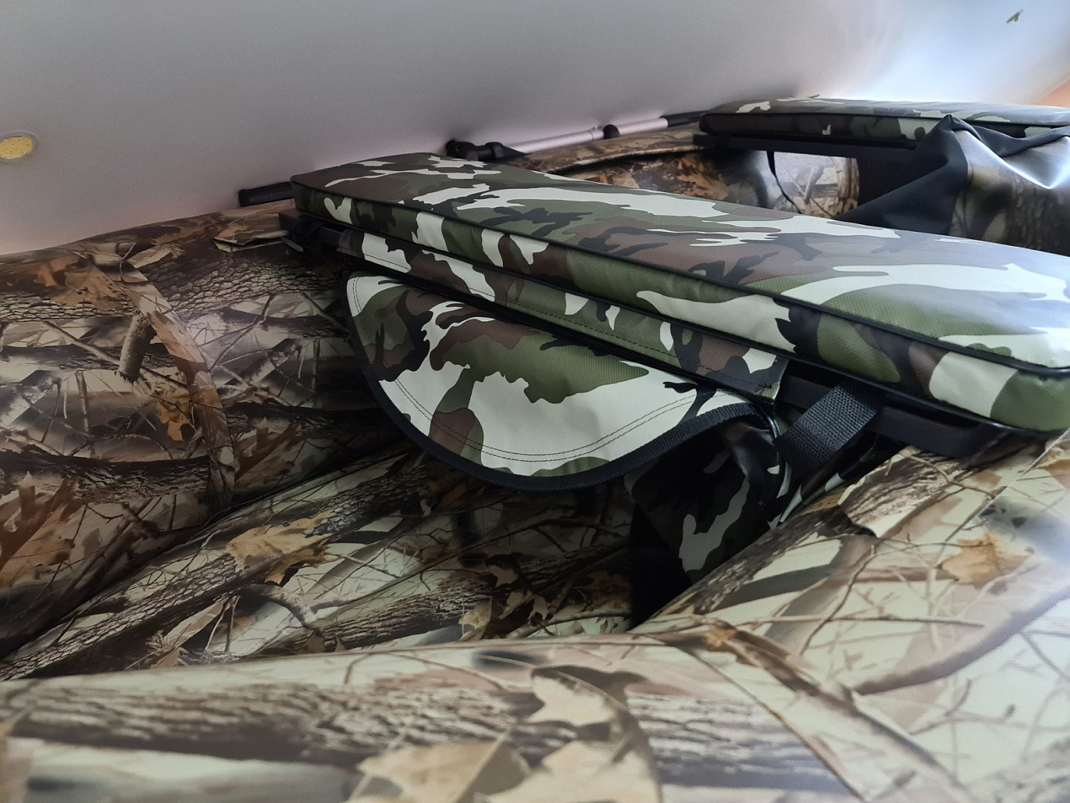 КОМПЛЕКТ МЯГКИХ НАКЛАДОК С СУМКОЙ ДЛЯ ЛОДОК 105Х20 КАМУФЛЯЖ в Екатеринбурге